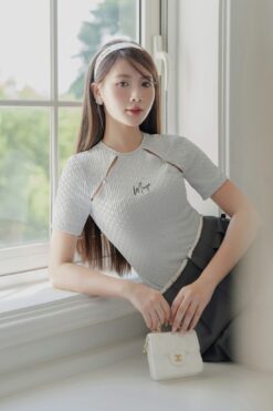 Áo thun cổ tròn cut-out ngực