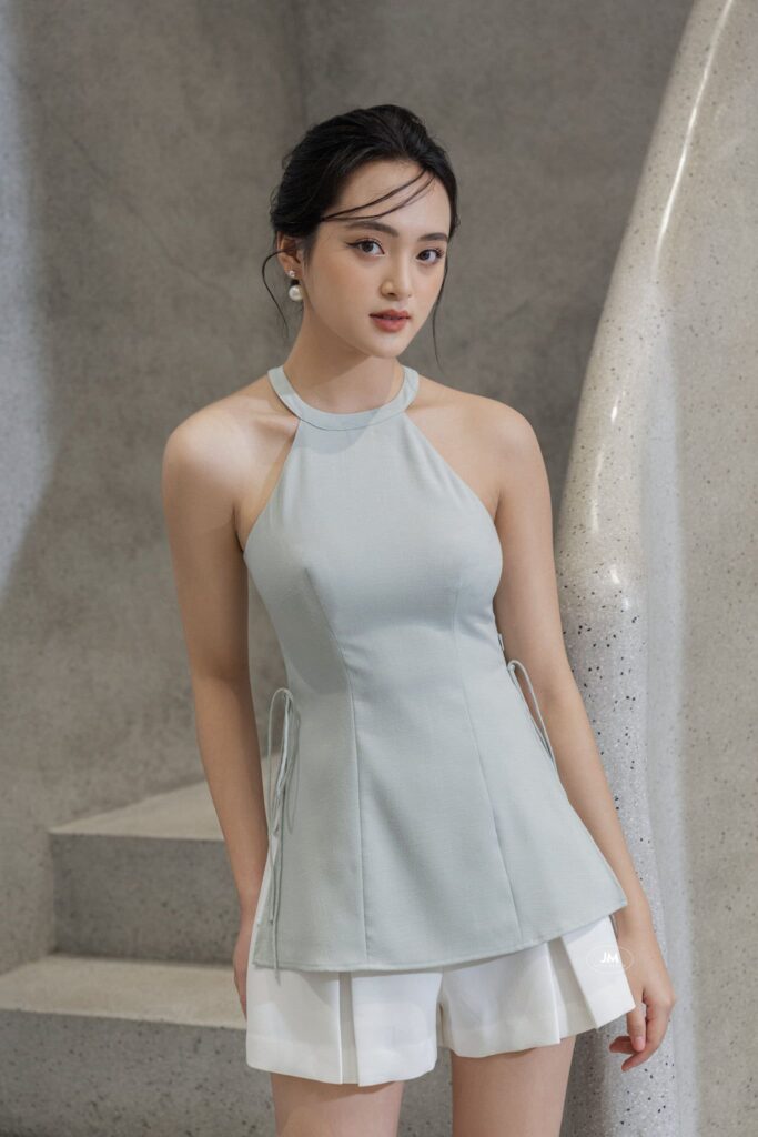Áo xẻ tà hai bên đũi yếm