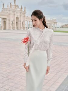Thanh lịch chân váy bút chì diễu chỉ gấu