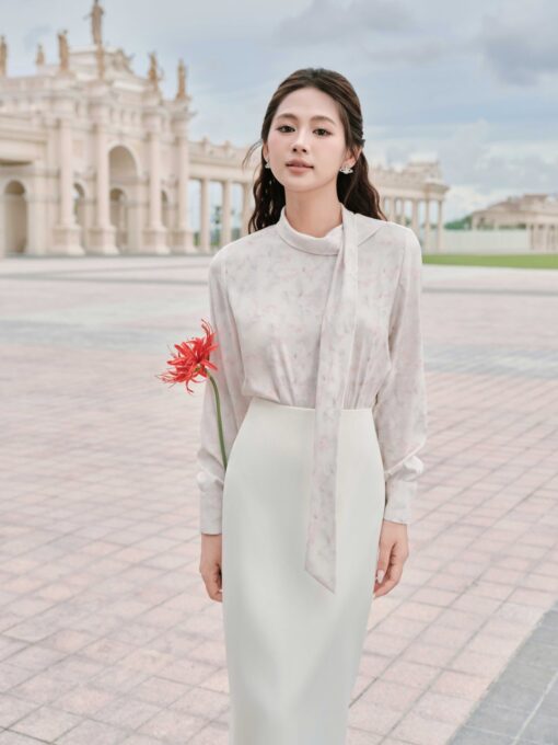Thanh lịch chân váy kiểu bút chì diễu chỉ gấu
