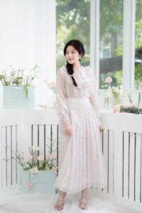 Chân váy họa tiết xếp ly