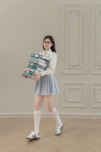 tinh nghịch với chân váy gắn nơ xếp ly