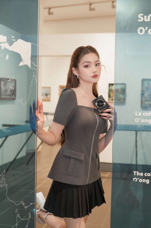Trẻ trung với chân váy xếp ly ngắn