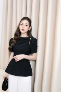 Áo nhún vai cổ lệch