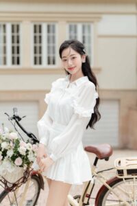 Áo sơ mi cuộn bèo cách điệu Trắng